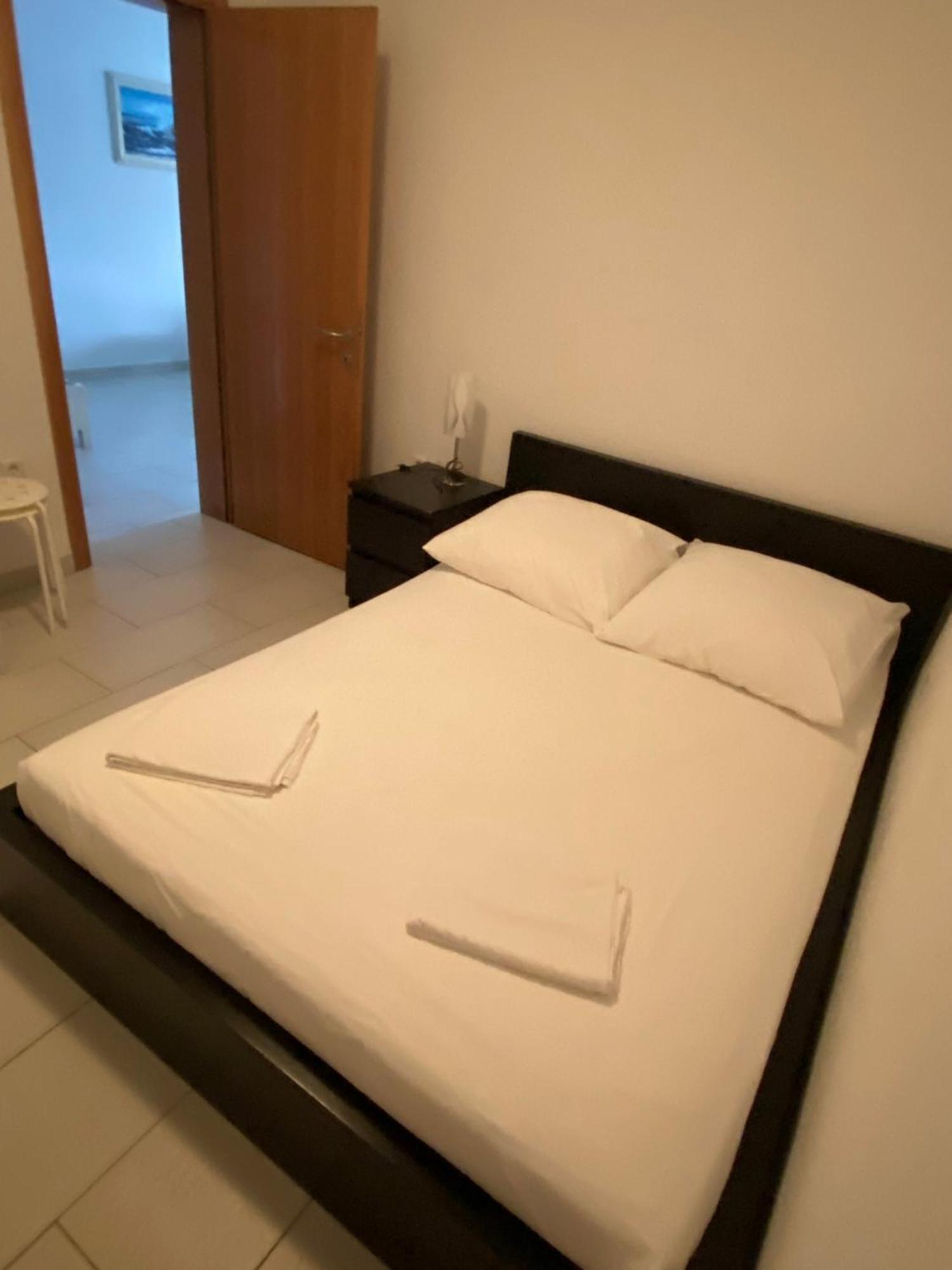 Apartmani Dragicevic Vir Buitenkant foto