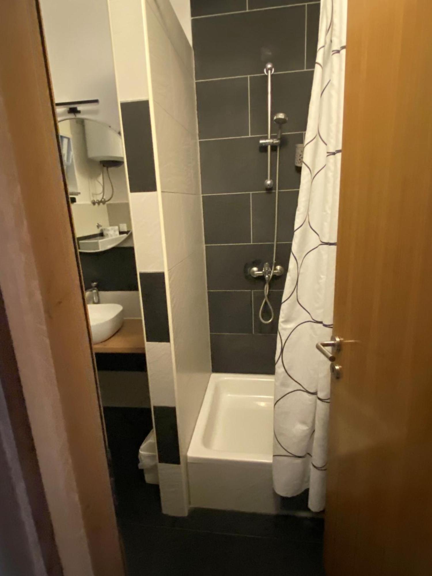 Apartmani Dragicevic Vir Buitenkant foto